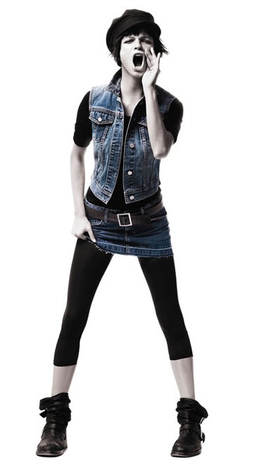 搭配五:牛仔背心+超短牛仔