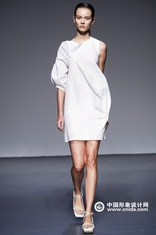 巧用o型<em>服装廓形</em>显年轻