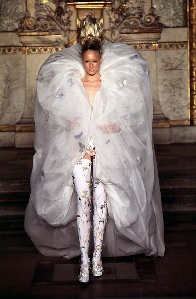 重温亚历山大麦昆的经典_时尚前沿_中国形象设计网