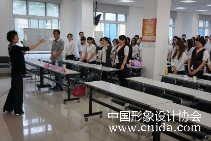 郭佳宁老师为中国平安保险集团做礼仪培训-新