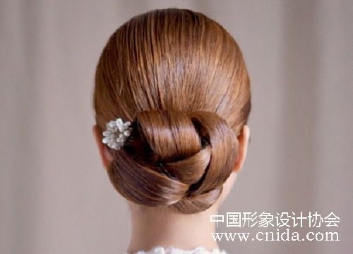 8款优雅低发髻新娘盘发造型