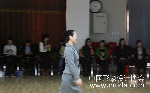 演练教学是以组长模拟培训师,组员模拟受训对象,来进行蹲姿,走姿,站姿