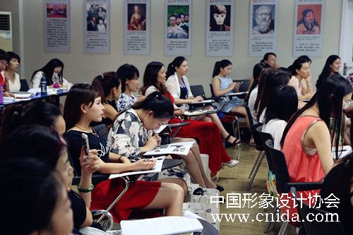 礼仪培训师_礼仪培训师收入(2)