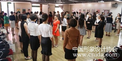 礼仪培训专家徐文波讲授礼仪行为规范