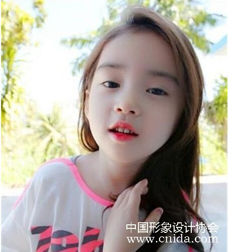 韩国小学生化妆成风