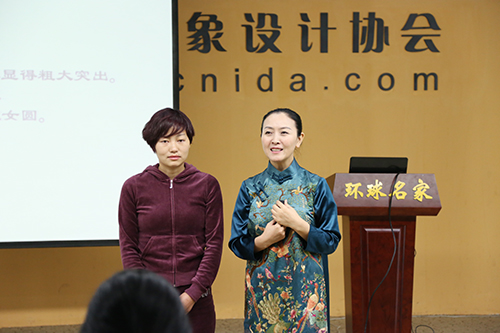 徐文波老师在课堂上