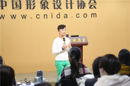 路平老师在课堂上