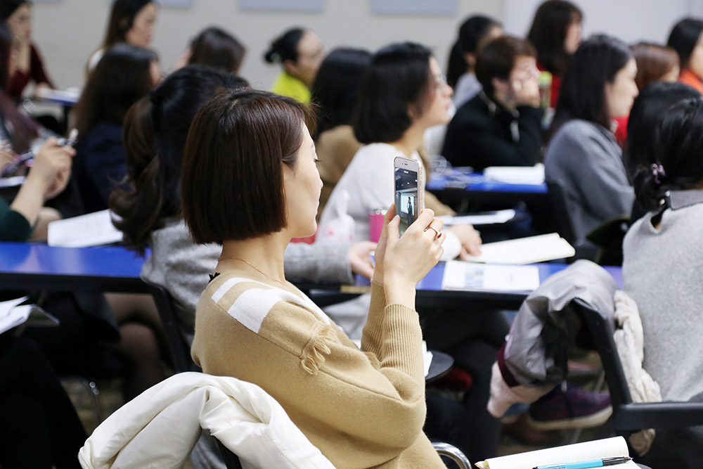 课堂上认真听讲的学员