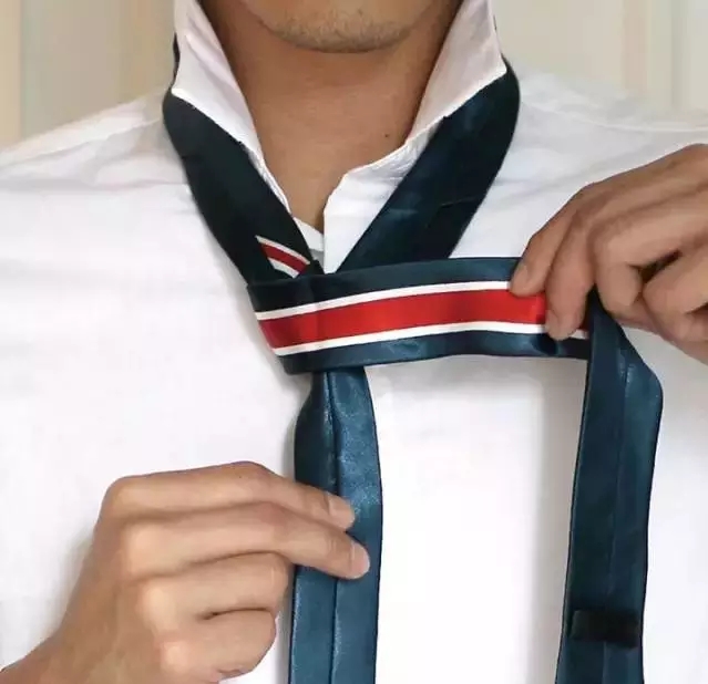 礼仪培训师教你这样打领带
