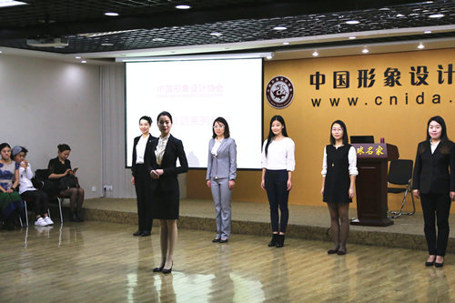 礼仪培训师优雅仪态训练，礼仪培训师