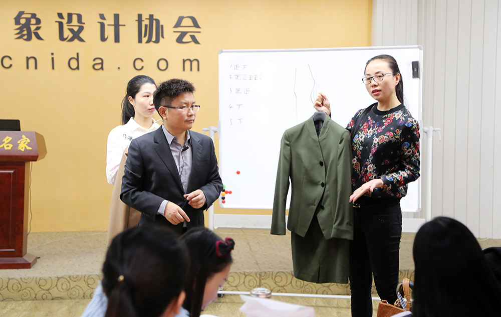 关于场合着装的课堂互动