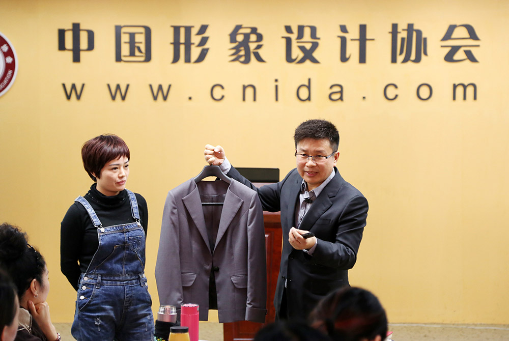 关于场合着装的课堂互动