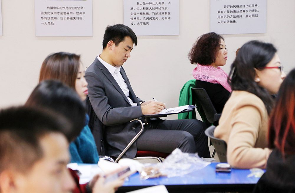 认真听讲的学员