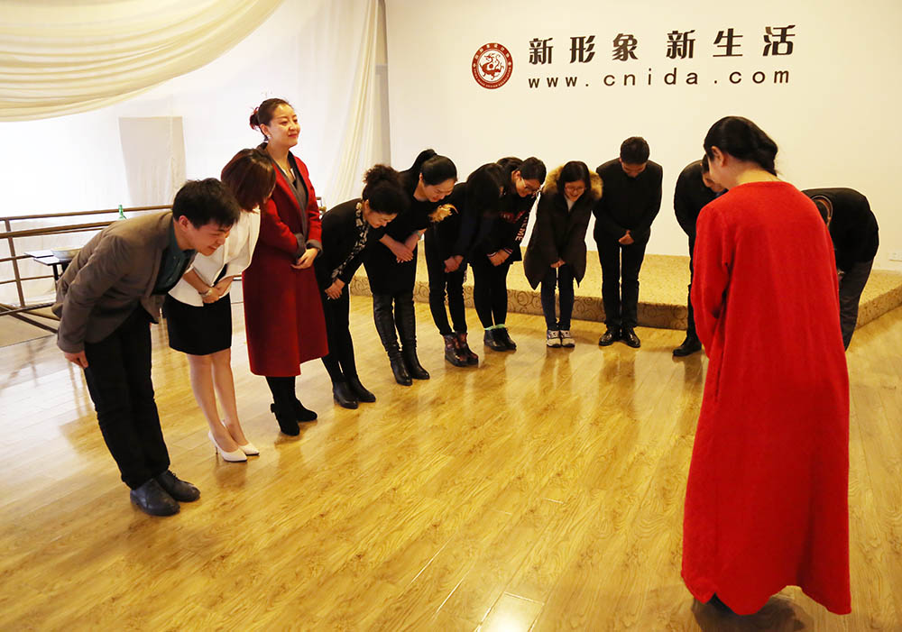集体向老师鞠躬致敬