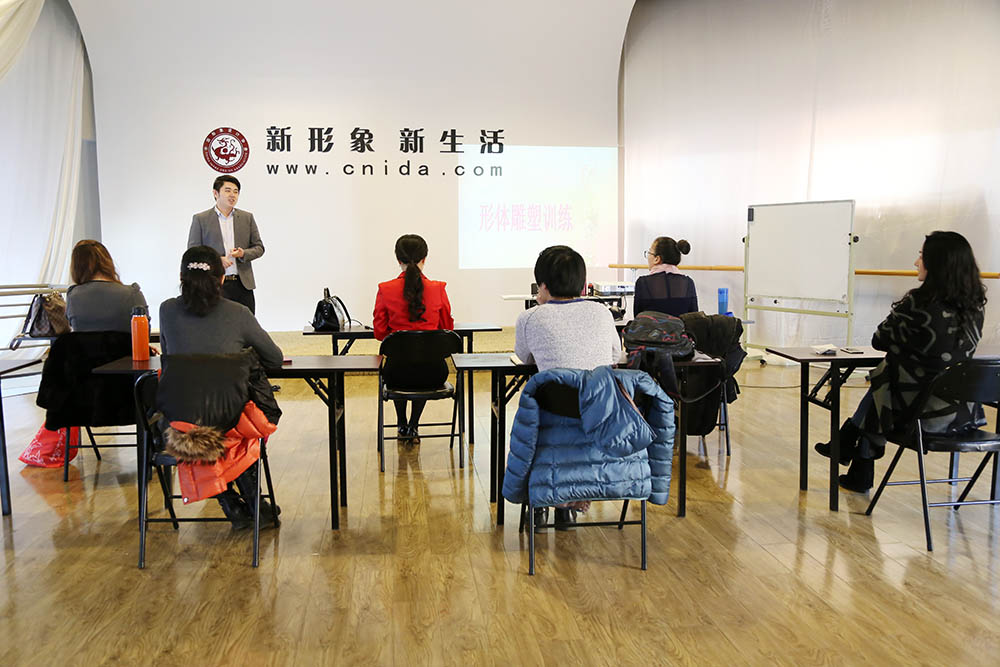 中形协陈老师做自我介绍