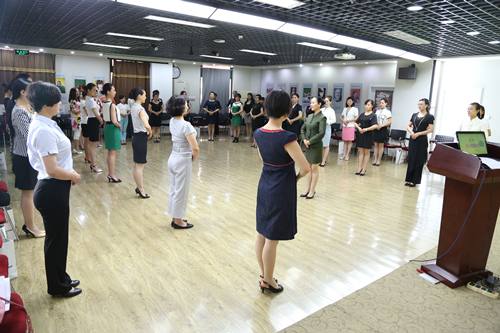 跟礼仪培训师一起来学习站姿