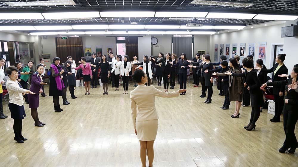 它是以组长模拟培训师,组员模拟受训对象,来进行蹲姿,走姿,站姿,坐姿