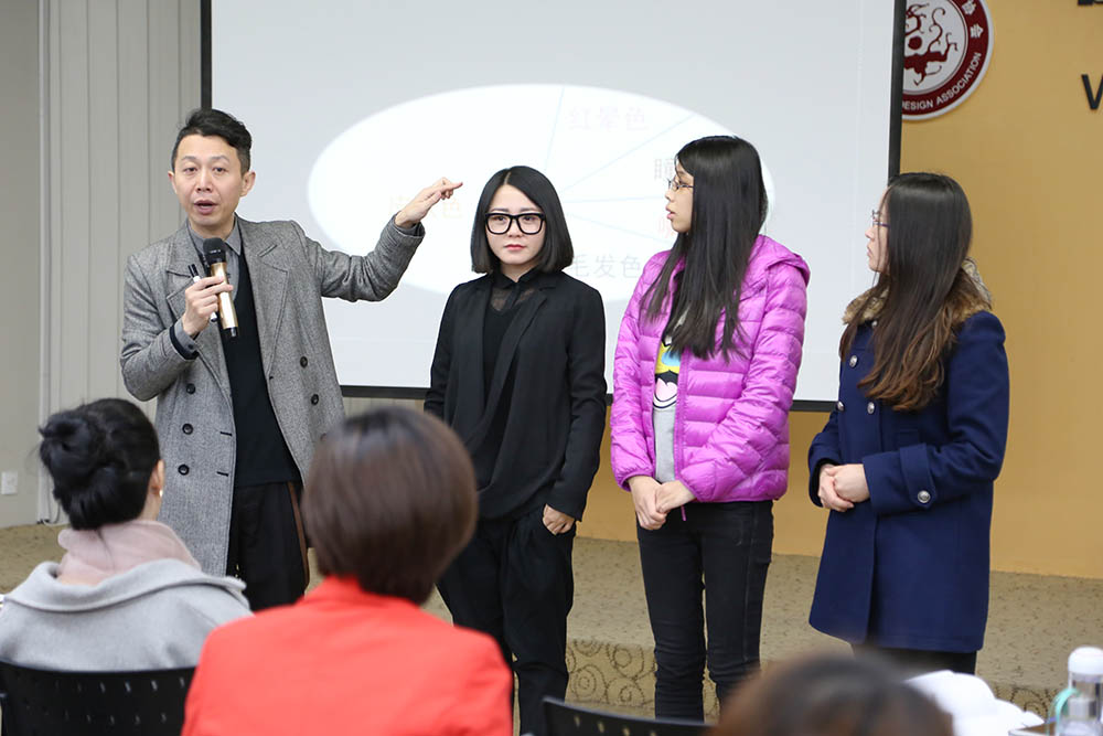 形象管理专家韩久九老师在课堂上