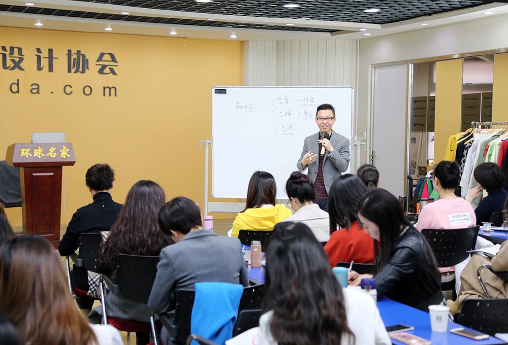 形象管理专家韩久九老师在课堂上