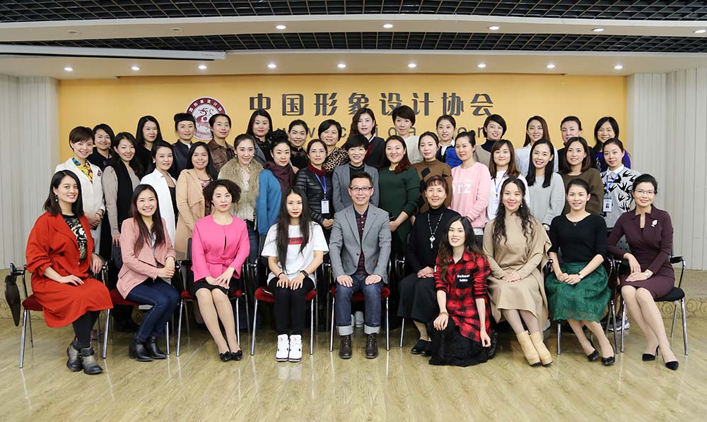 韩久九老师和同学们合影