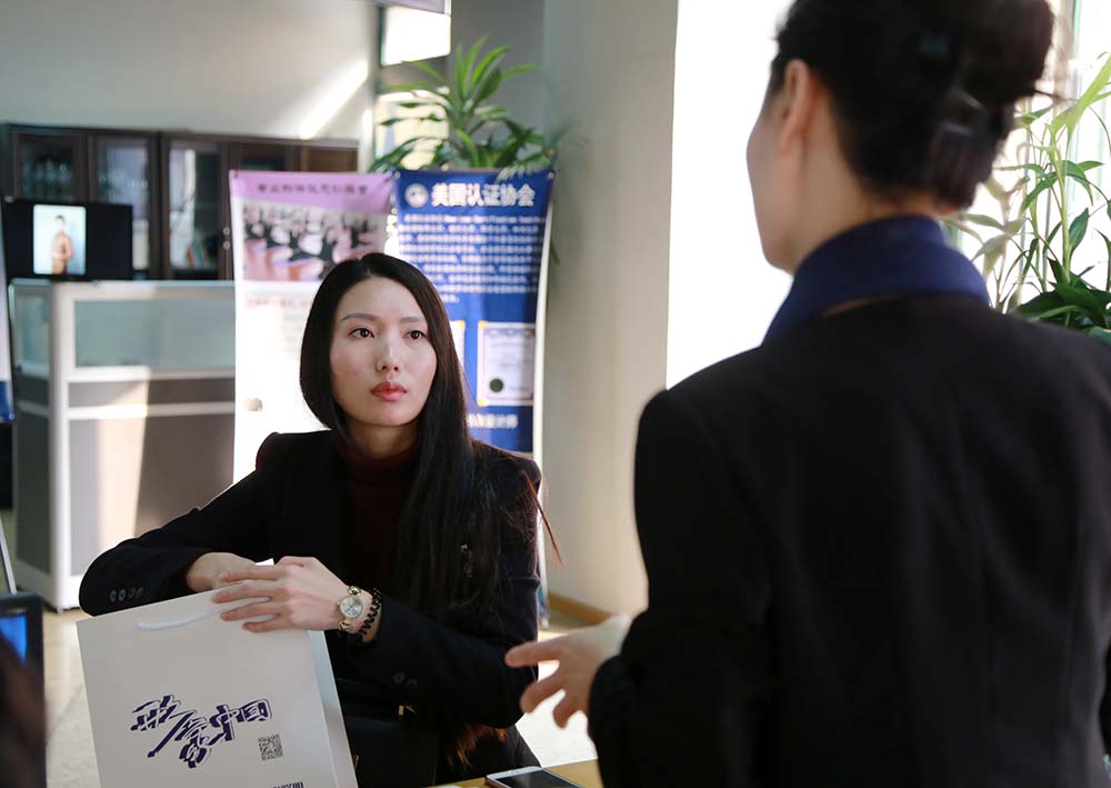 协会工作人员解答新同学的问题