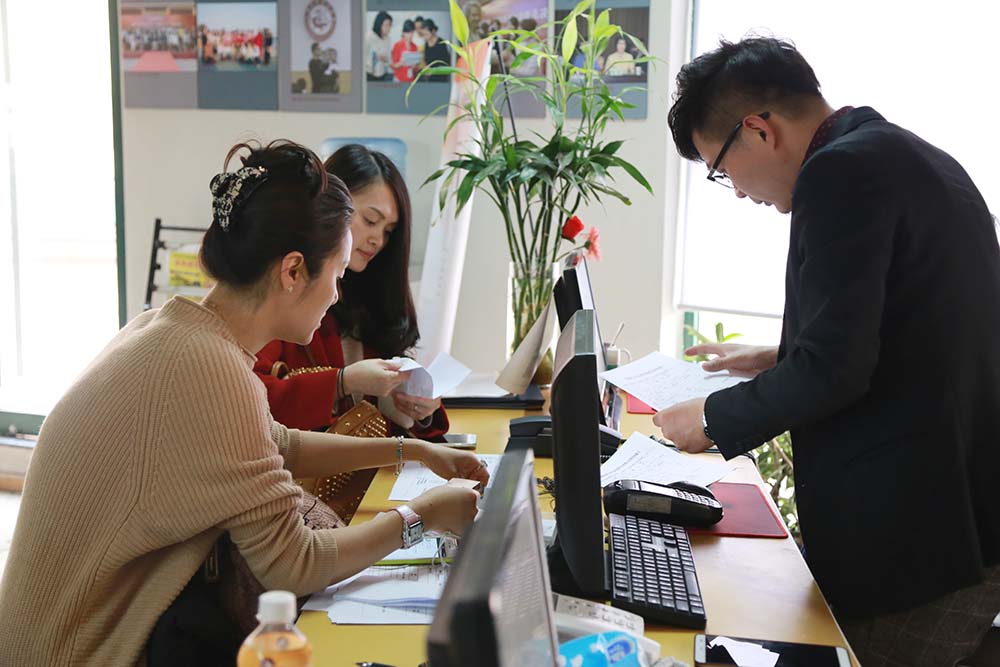 协会工作人员协助新同学办理报到手续