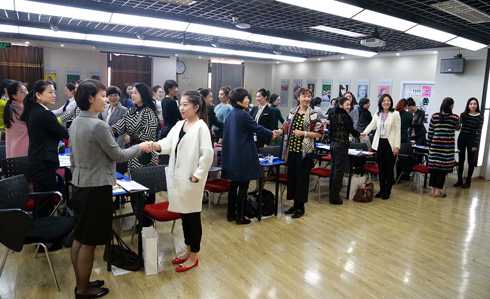 礼仪培训师班同学相互握手打招呼