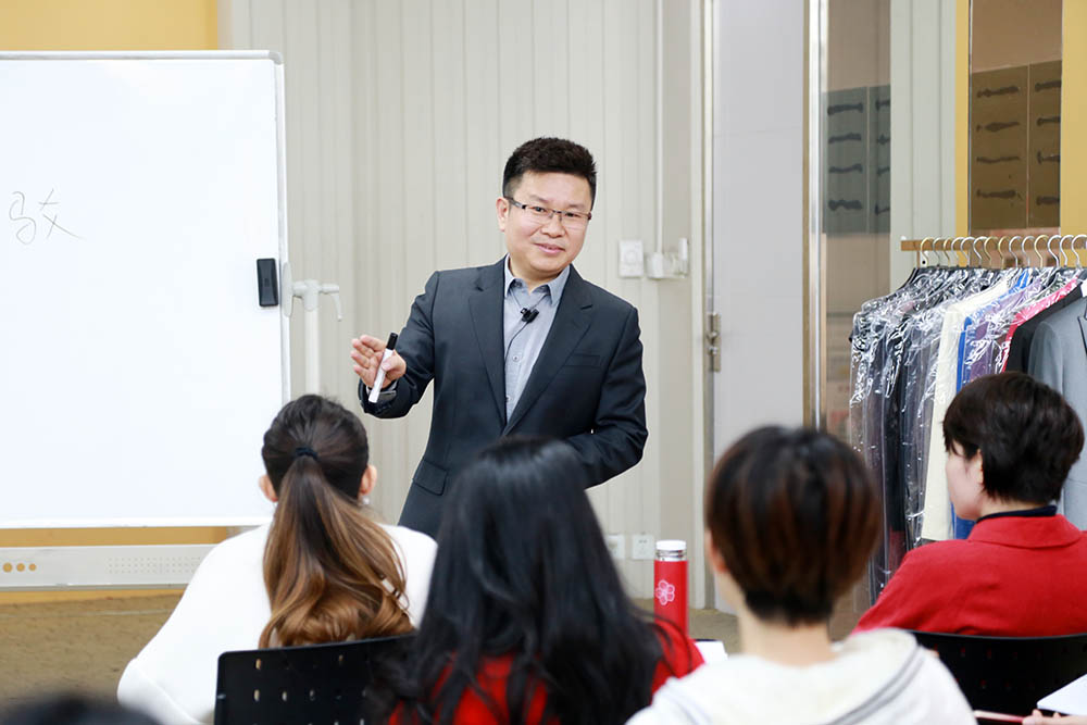 程从正老师魅力讲解规范的场合座次礼仪
