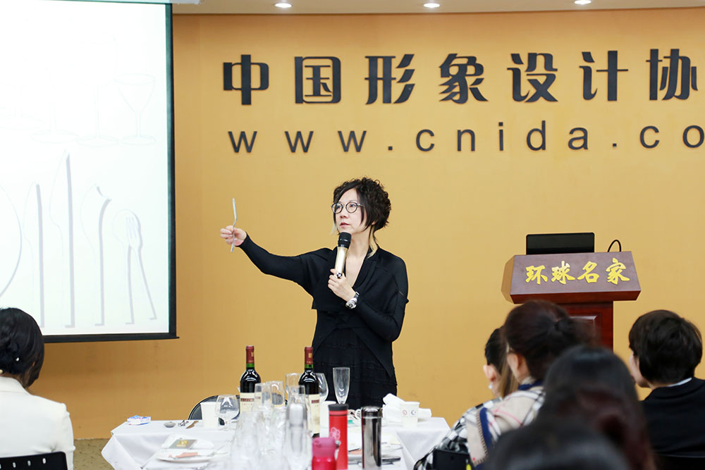 李昀老师讲解西餐的餐具使用