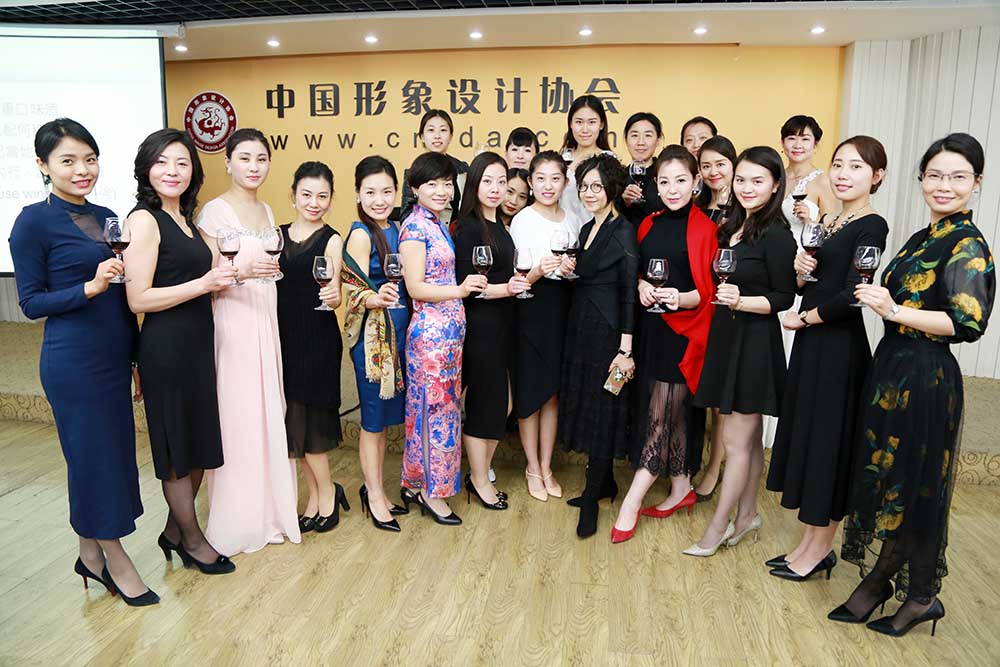 李昀老师和礼仪培训师班同学合影