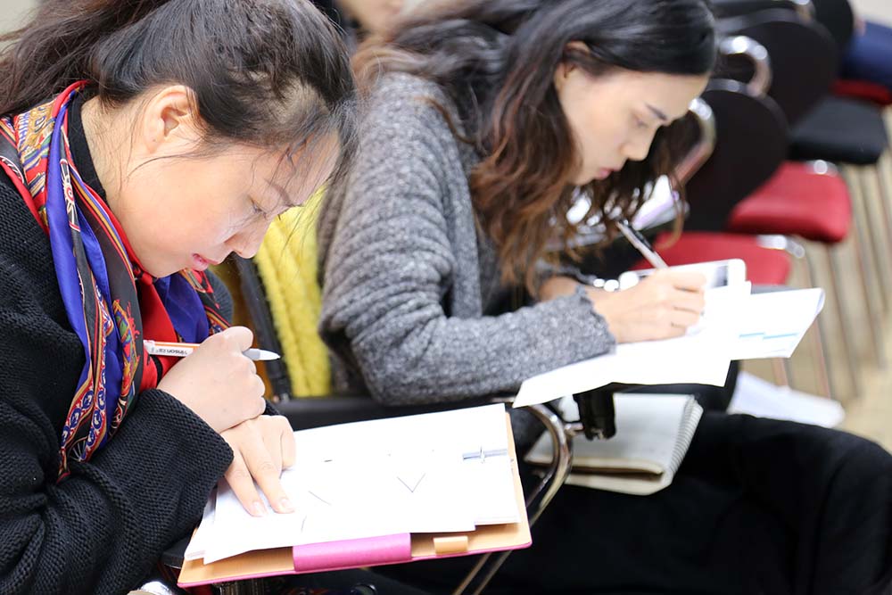 同学们在认真地画图