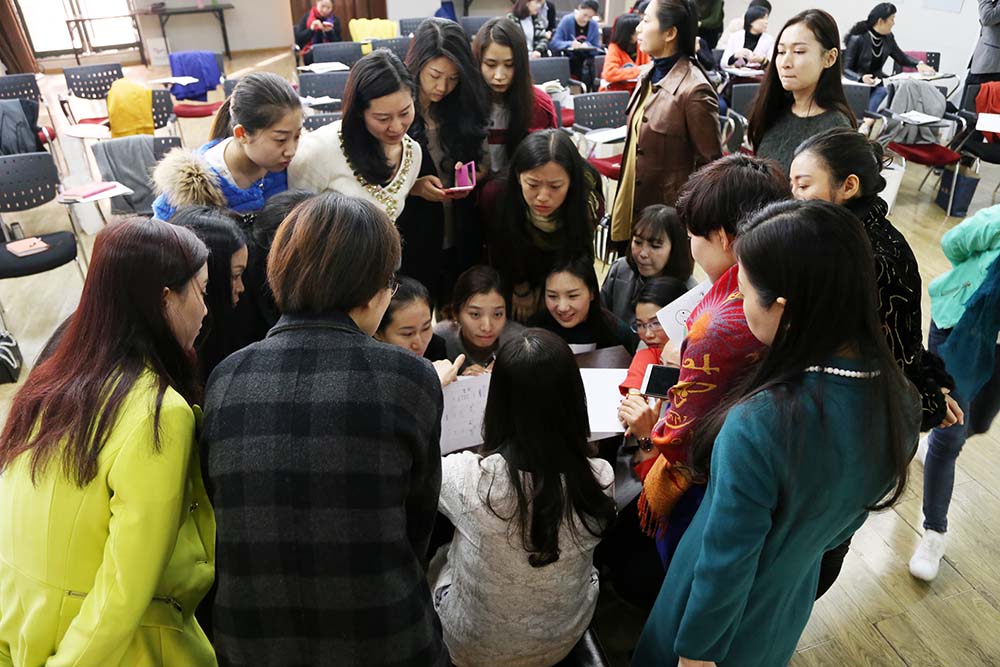 课间同学们簇拥着于老师请教问题
