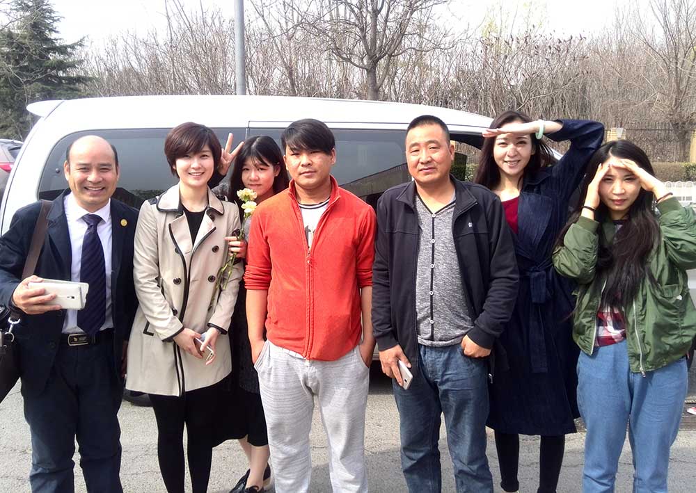 同学们和热心的张家口小伙子合影