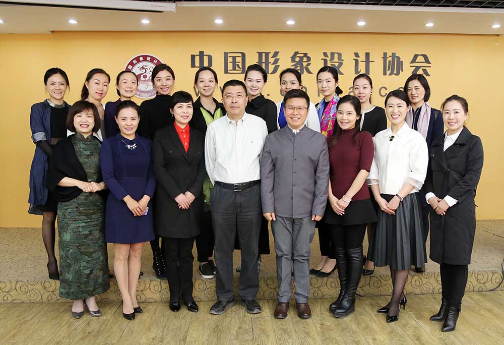 金正昆教授和大家亲切合影
