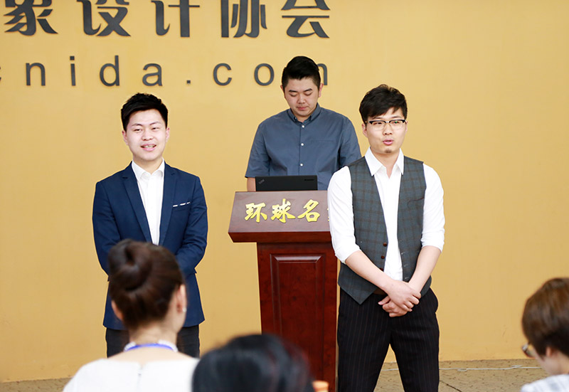 两位学生班主任做自我介绍