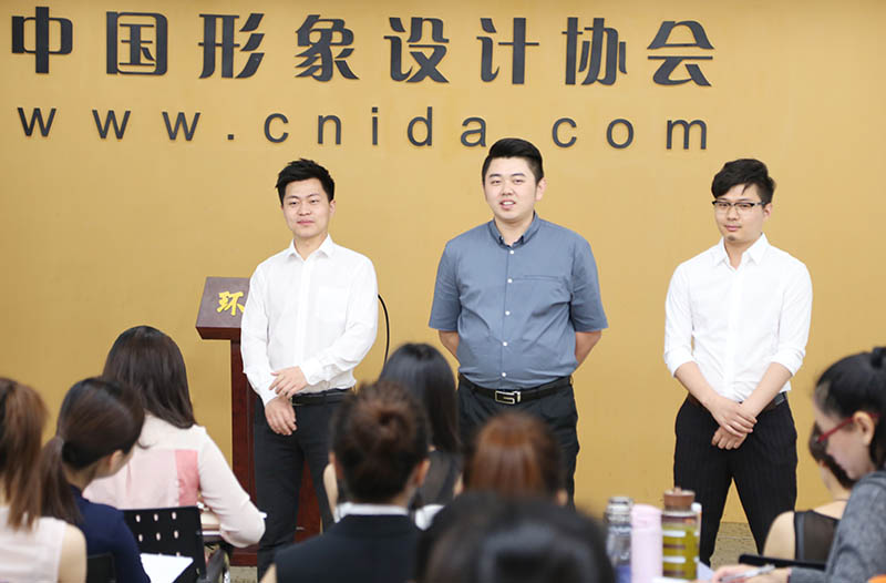 三位班主任做自我介绍