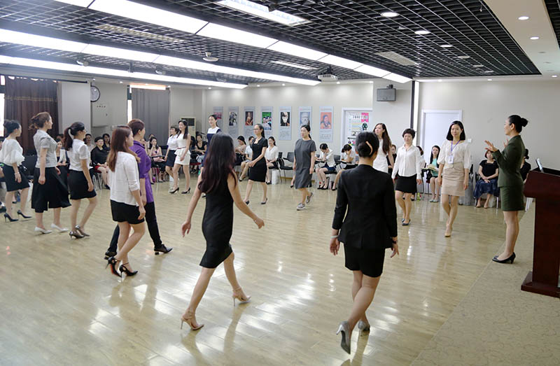 徐文老师指挥同学们的走姿训练