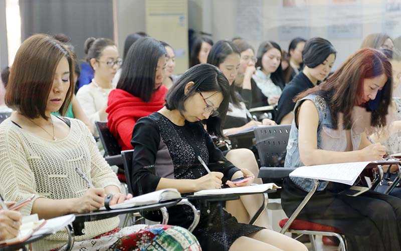 认真听讲的同学们