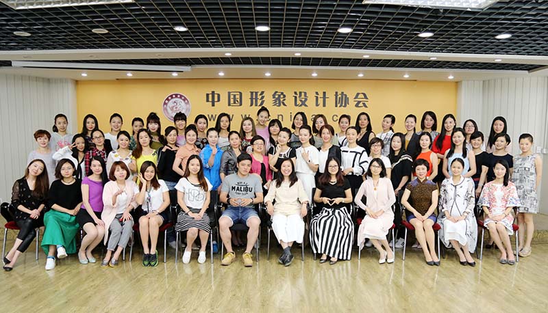 于焕新老师和56届注册礼仪培训师训练营全体同学合影