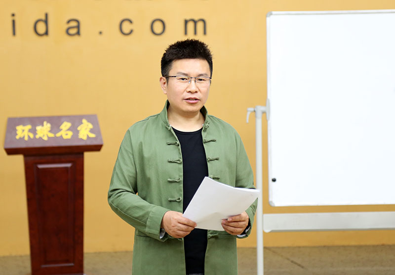 协会秘书长程从正先生主持本届形象礼仪讲师班的闭幕仪式