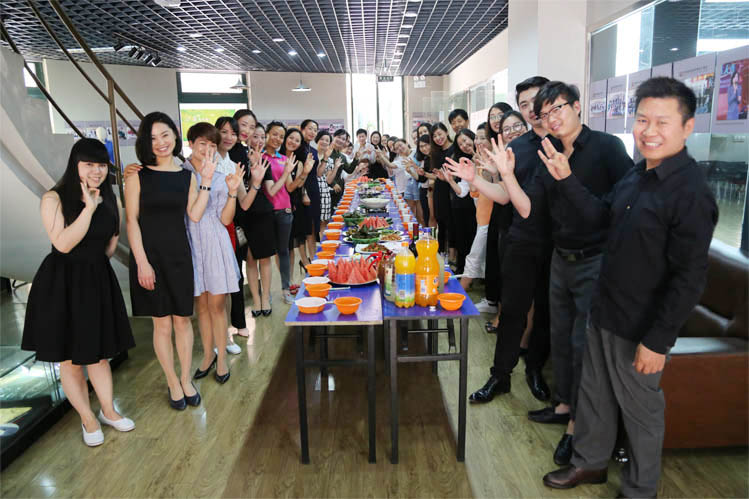同学们和协会工作人员欢乐聚餐