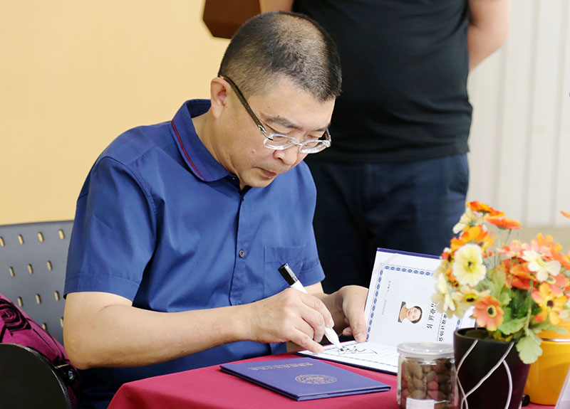 金正昆教授为同学们的结业证书签字