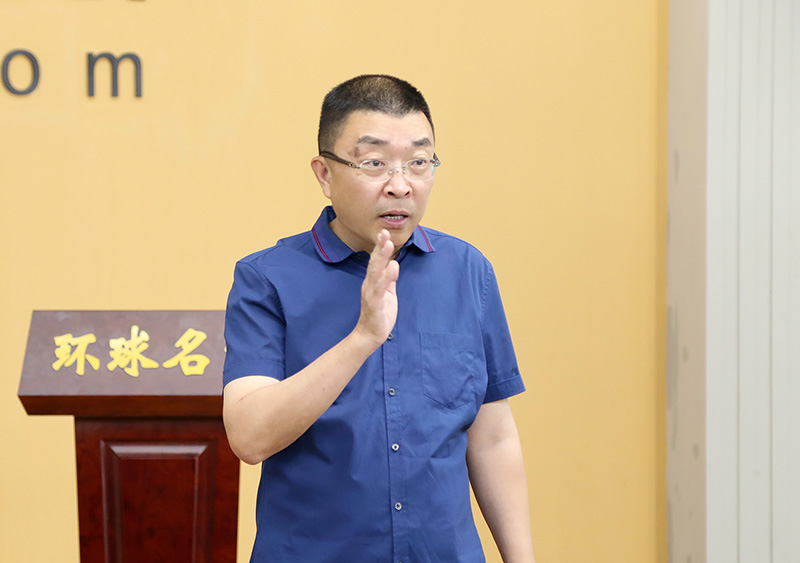 金正昆教授在课堂上