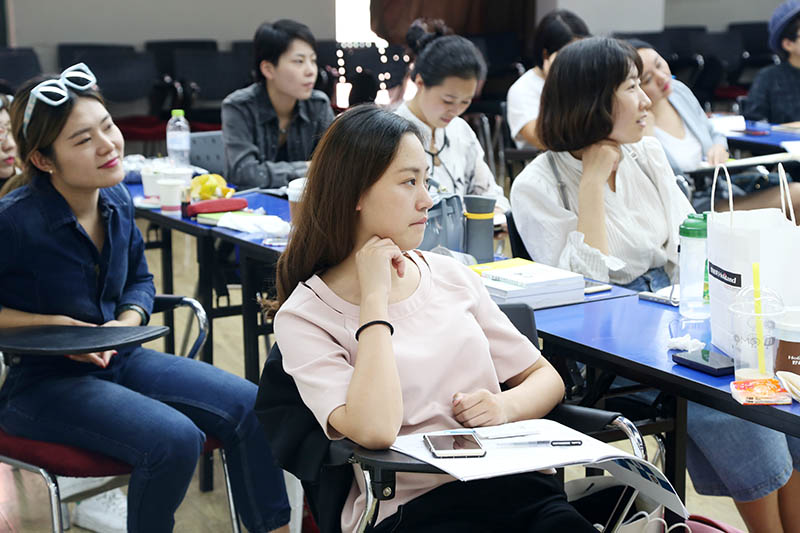 专注听讲的同学们