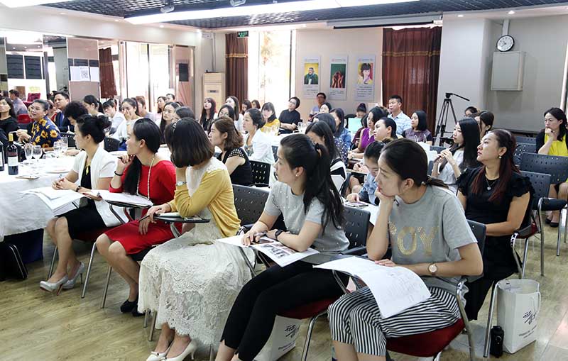 全神贯注听讲的同学们