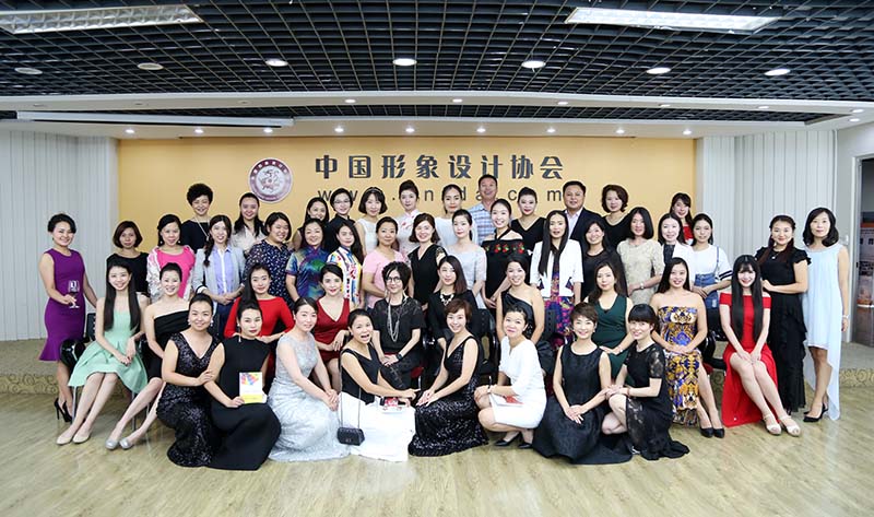 李昀老师和全体同学合影