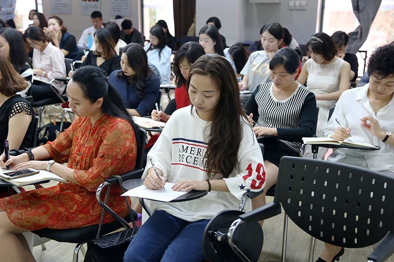 认真做笔记的同学们