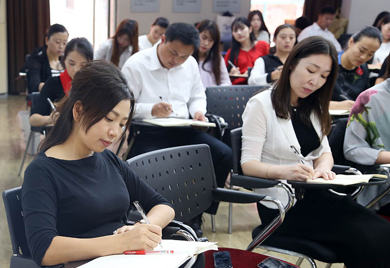 认真做笔记的同学们