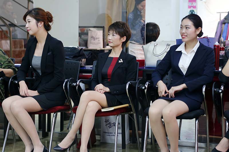 认真观看的考试演讲的形象礼仪讲师们