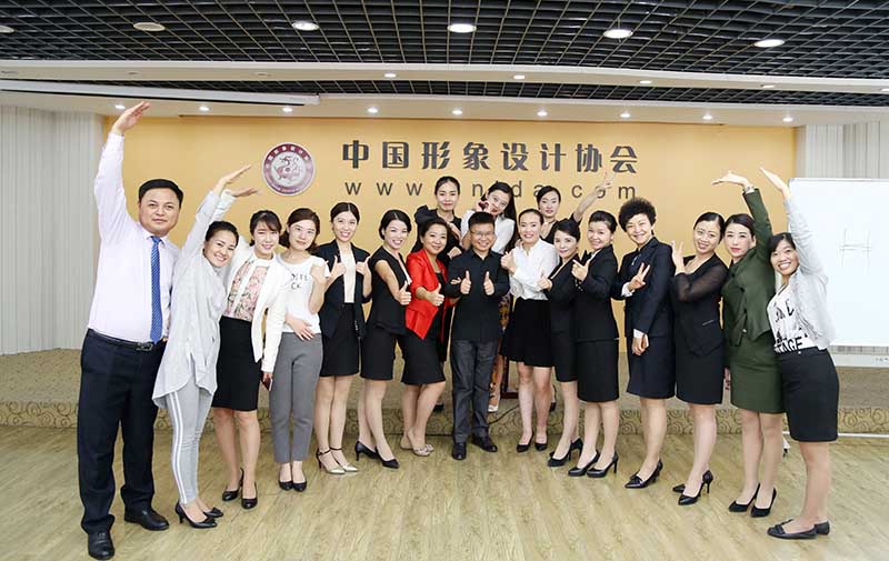 考试过后程从正主任和部分形象礼仪讲师的合影